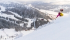 Skiër in de poedersneeuw bij skigebied Åre in Zweden.